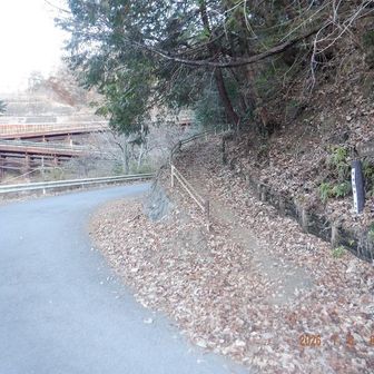 山道が始まる。
うしろは中央道新小仏トンネル関連の工事現場