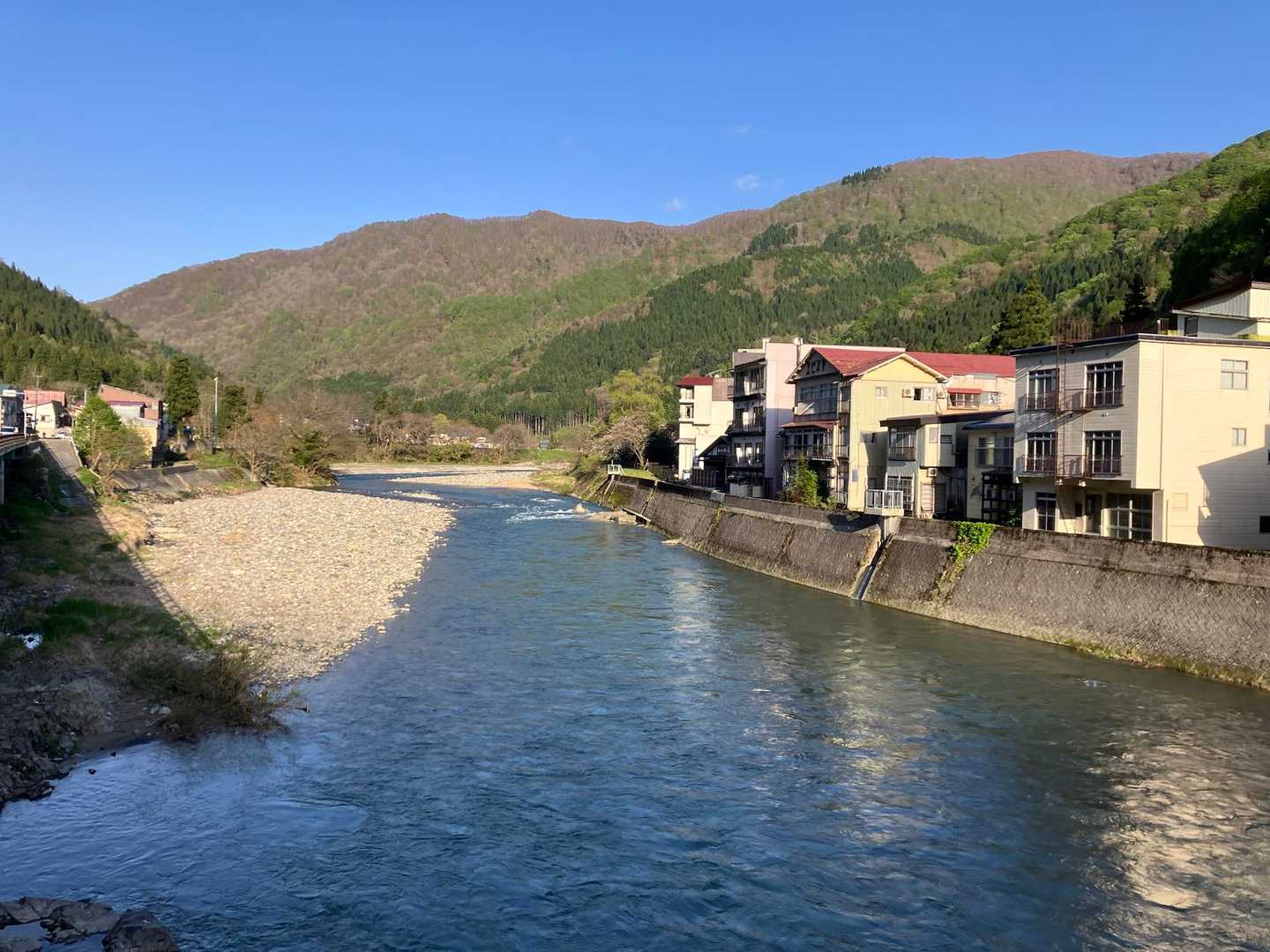 鄙びた雰囲気の温泉街です。