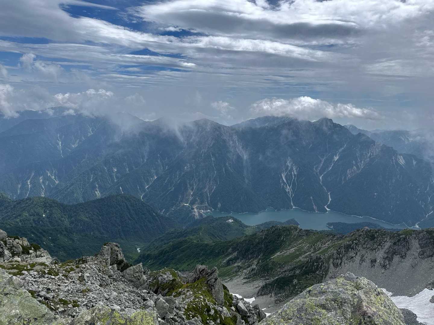 立山を縦走すると、黒部ダム湖がよく見える！