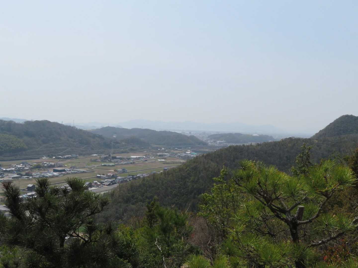 うっすらと児島半島が見えます。