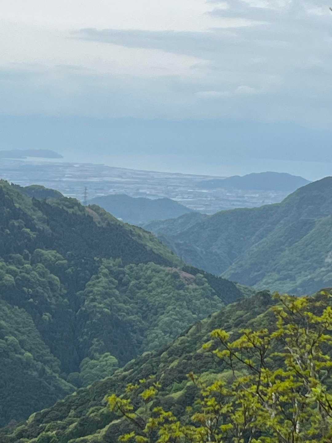 山の向こうに街、そして琵琶湖が見える