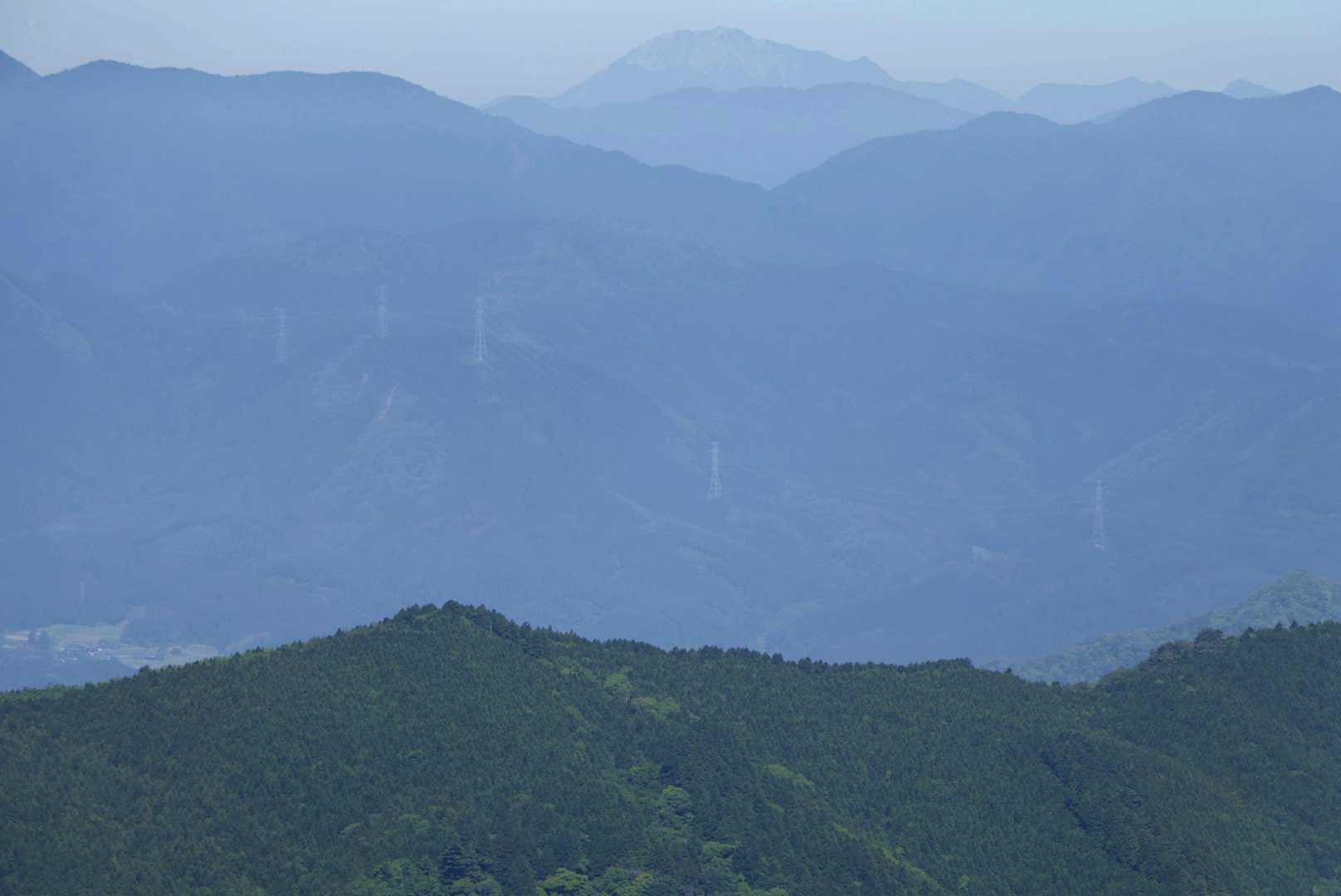 霞んではいるけど大山も見える