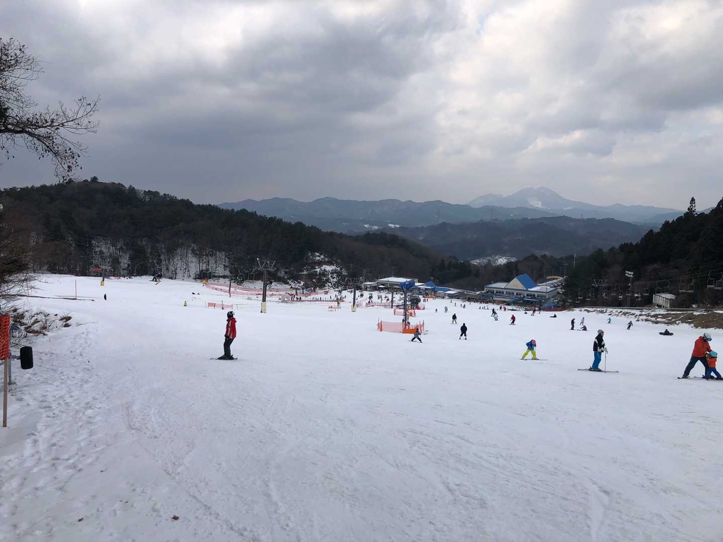 ゲレンデ到着！
あー。この中を歩くの恥ずかしい！
子供に轢かれないようにダッシュ！😁