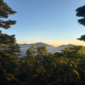 光岳山頂近くからは、聖、赤石、荒川（悪沢は赤石に隠れて見えてない）が三兄弟のように並んで見える。兎、中盛丸山、大沢も左に並んでいる