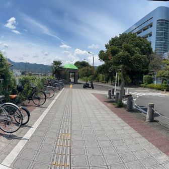 寄居駅前の町役場、立派。