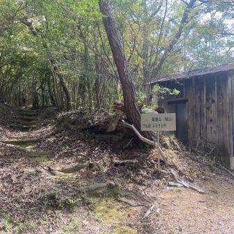 飯盛山への分岐。オープンスタイルのトイレが😅