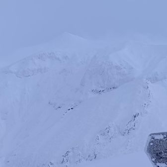 山頂到着。
十勝岳をバックに。