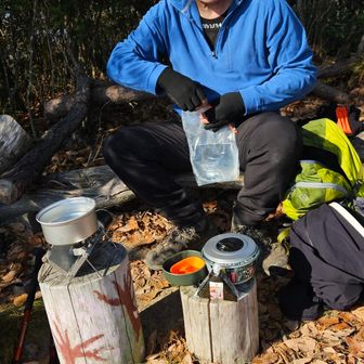 ここで、ランチタイム。
カップ麺とおにぎりです。山頂ランチは、最高！