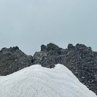 山頂は賑わってます