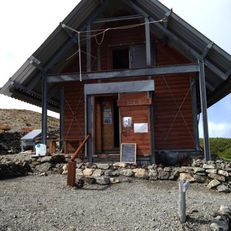 避難小屋からは、ごま油とネギっぽい美味しそうな香りが漂ってました。こちら今日で小屋閉めとのこと
ちなみに水は2リットル1000円でした