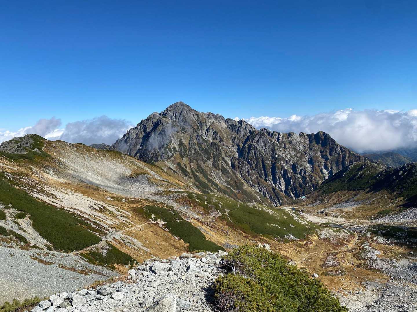 別山に向かう途中の尾根で
やっと剱岳が顔を出してくれた