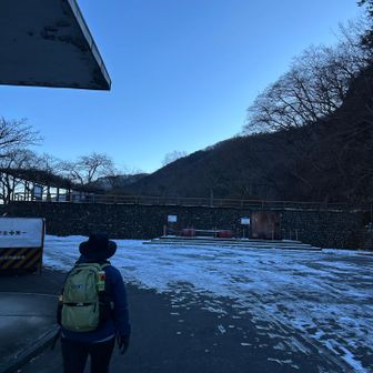 登山口の手前からツルンツルン😱