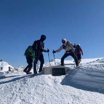 そして山頂に到着！

被写体は全くの別グループですが、カッコいいので写真撮りました！