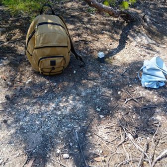 俺天下山の山頂かな？三角点らしきもの。暑さでへばりここでだいぶ休憩しました。39℃です。