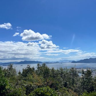 奥の方に周防大島が見えて、その奥にうっすらなんか見えるので、四国かなーと