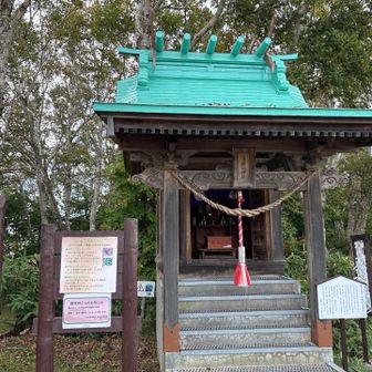 ロープウェイ中腹駅の藻岩神社。