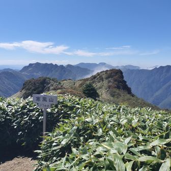 伊予富士　奥が東黒森山