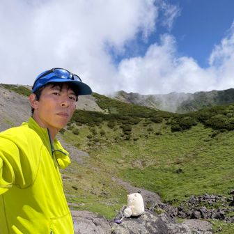 岩のところに立っていますが、ネコを置いたところにはわたしは立てません。無表情😐ですが内心びくびく😅