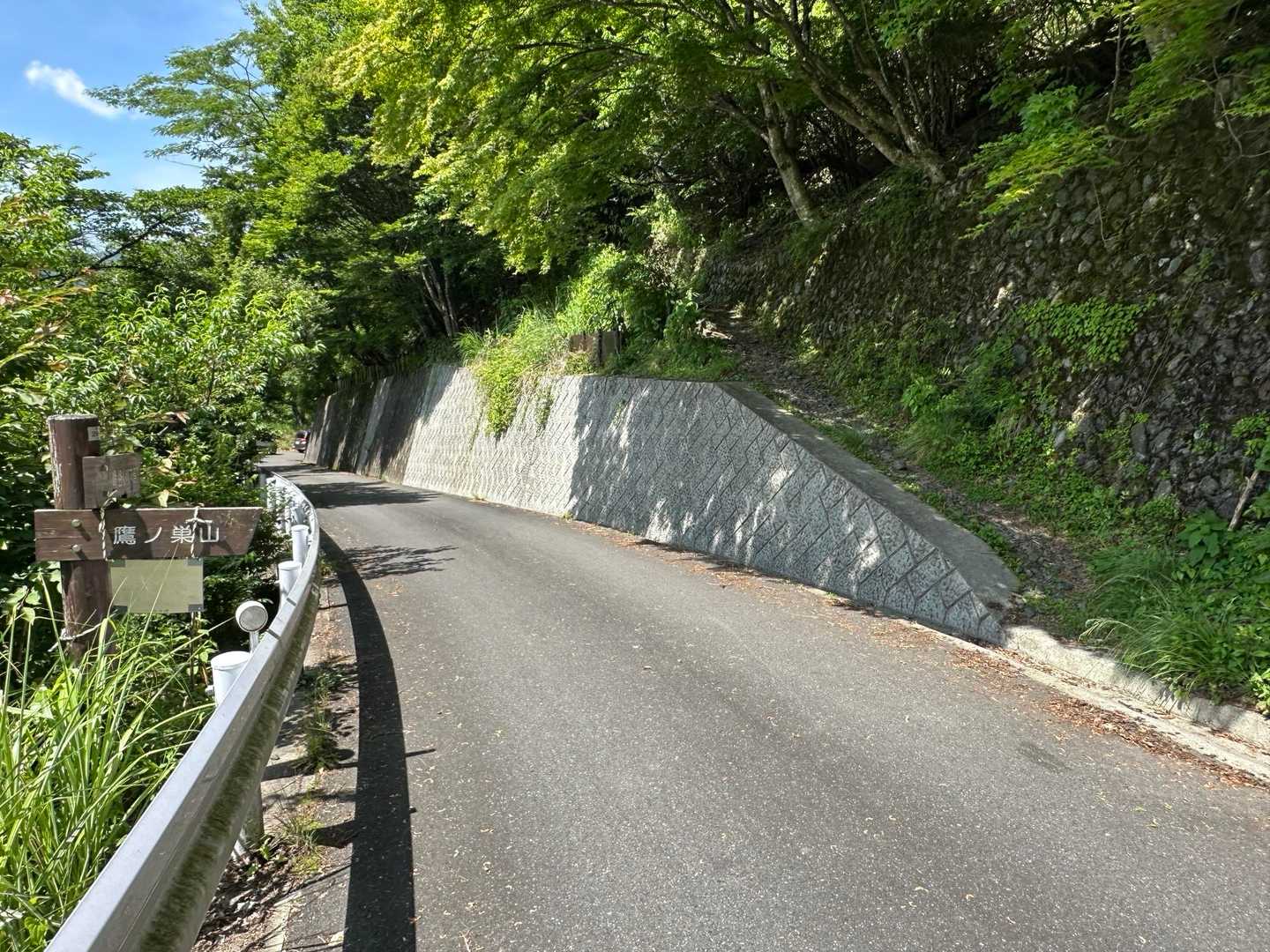 登山口
右側の小道が登山道