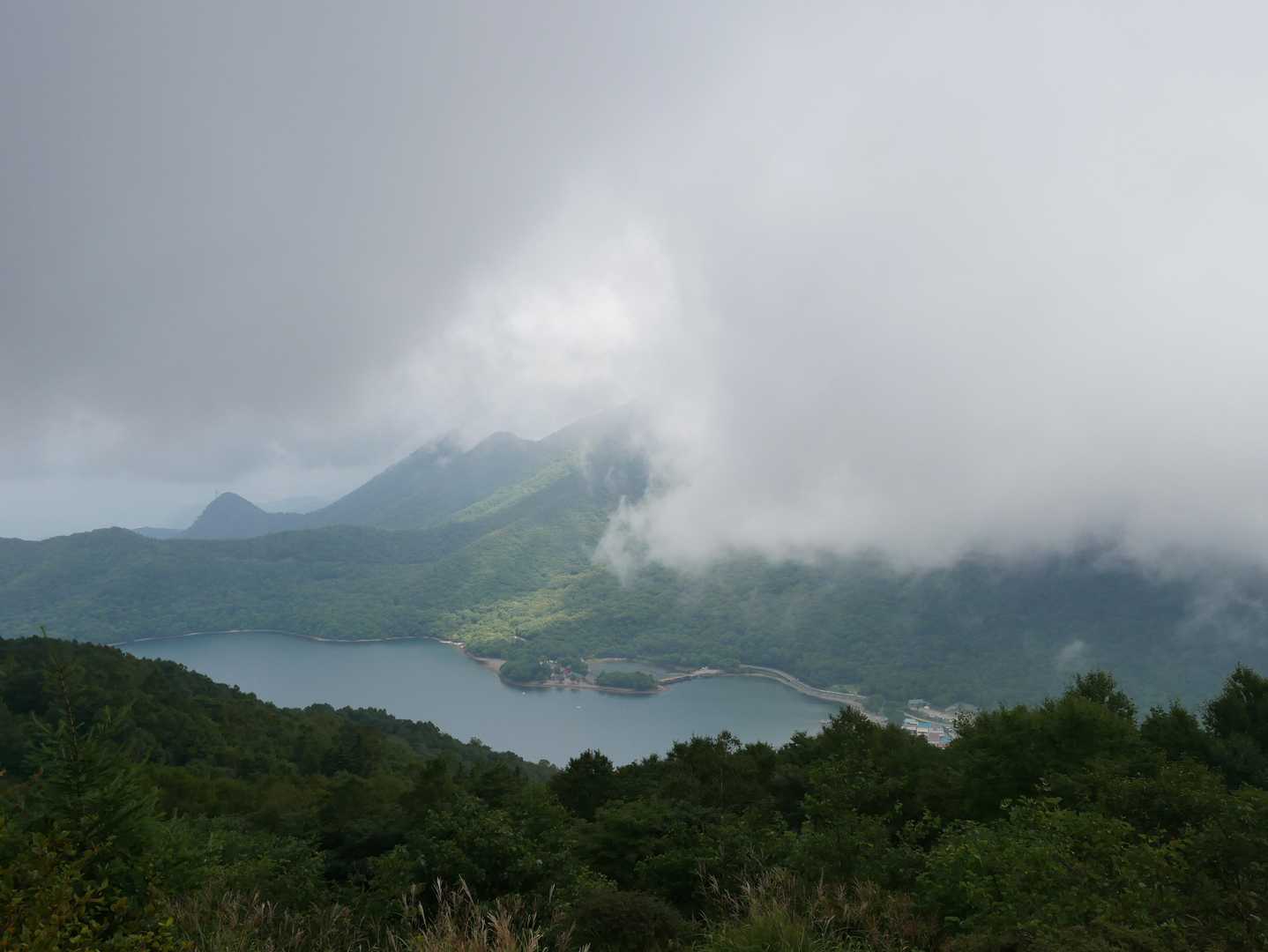 地蔵より
雷鳴でピストンに切替え、下山。(;'∀')