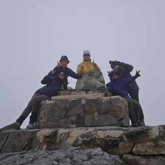 玉山主峰到着。
東埔山荘から約8時間。
🇹🇼
ﾔｯﾀ━( pﾟ∀ﾟ)q━!!
謝謝😁

玉山は携帯の電波がほとんど、飛んでいるので、台湾や日本の友人、家族に連絡します。