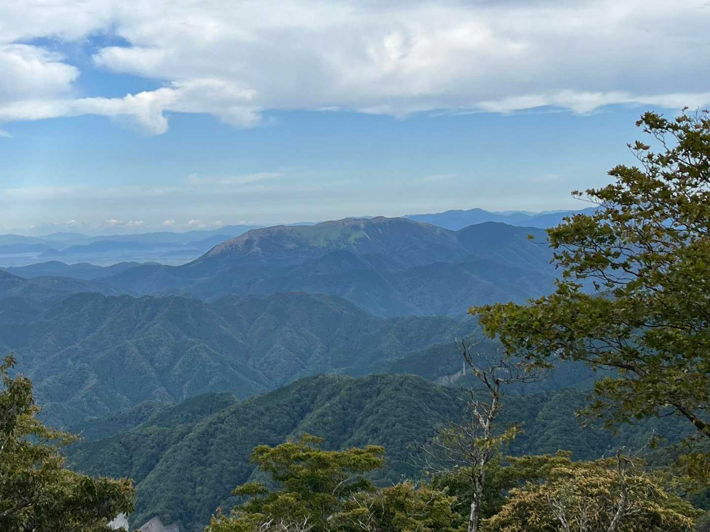 霊仙山が綺麗。
