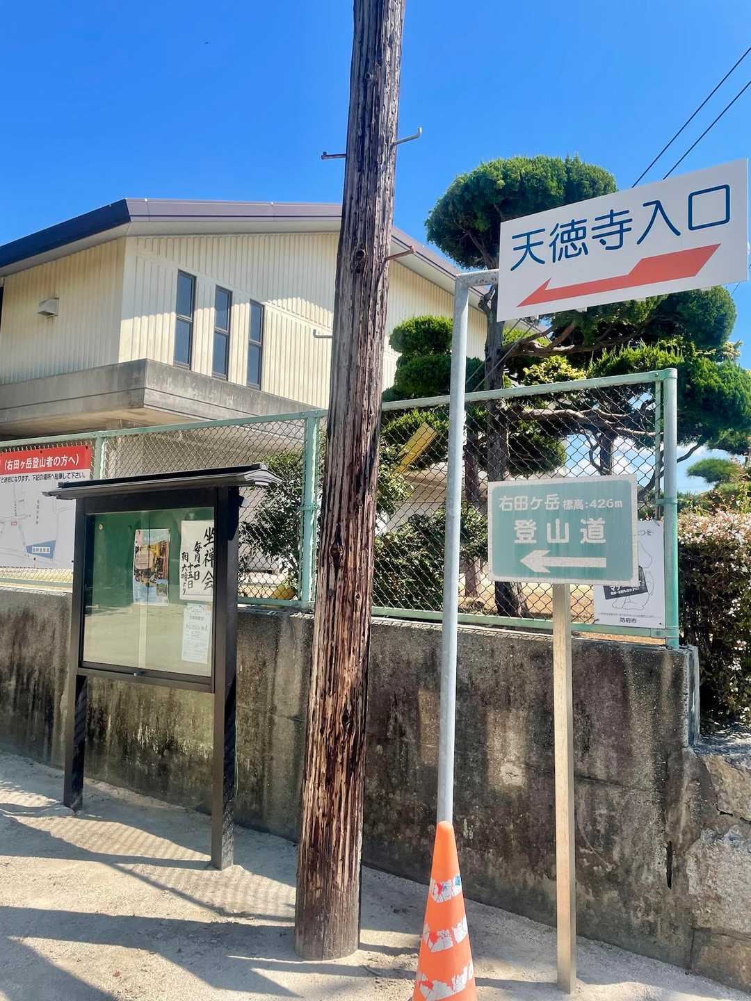 ここを通って登山道へ