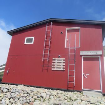 管理人はまだいません。標高1990mにある避難小屋🛖。
