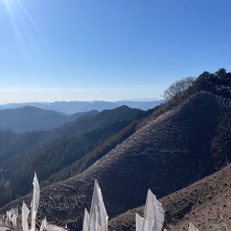 白岩山山頂からの眺望です。

自身が歩いて来た金毘羅尾根を眺めます。

低山の山登りも、いいものですね😊