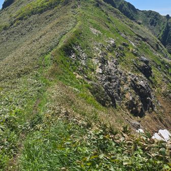 振り向いての景色。
先が尖っていて素敵なフォルムだけどあの登りでも苦しめられたなぁ笑
