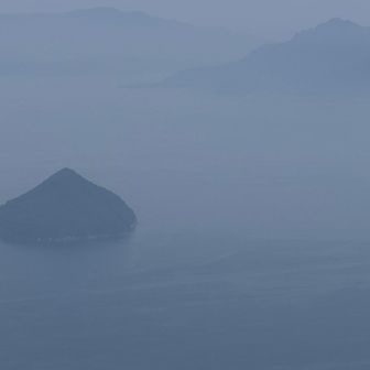 淡島みたいな島がある。
中央に撮れてないのは、日差しが眩し過ぎて画面なんも見えなかったのでw