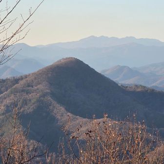 諏訪岳の方が50m高いのに、どうも低く見える。