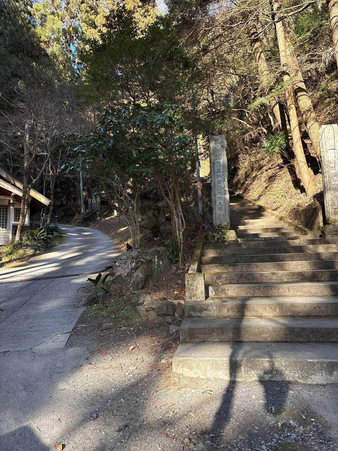 右の階段から行きましょう
