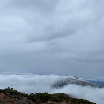 スタートして2時間
移動距離2.8km
怪しい天候なので
朝日岳　をパスして　目的地の三本槍岳に直行します🥾
立派な滝雲
1900m峰より⛰️
ちょっとパラパラ　小雨が降ったり止んだりしてました