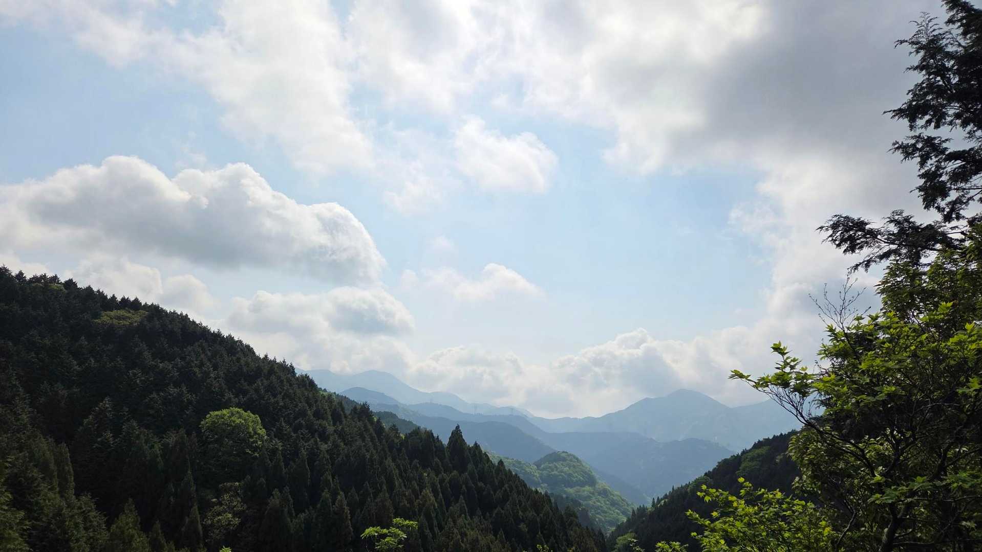 ん〜まだまだ雲に覆われてるなぁ