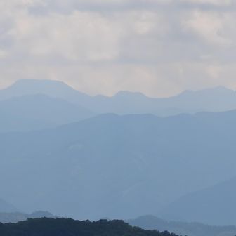 左に山上ヶ岳、右に稲村ヶ岳。