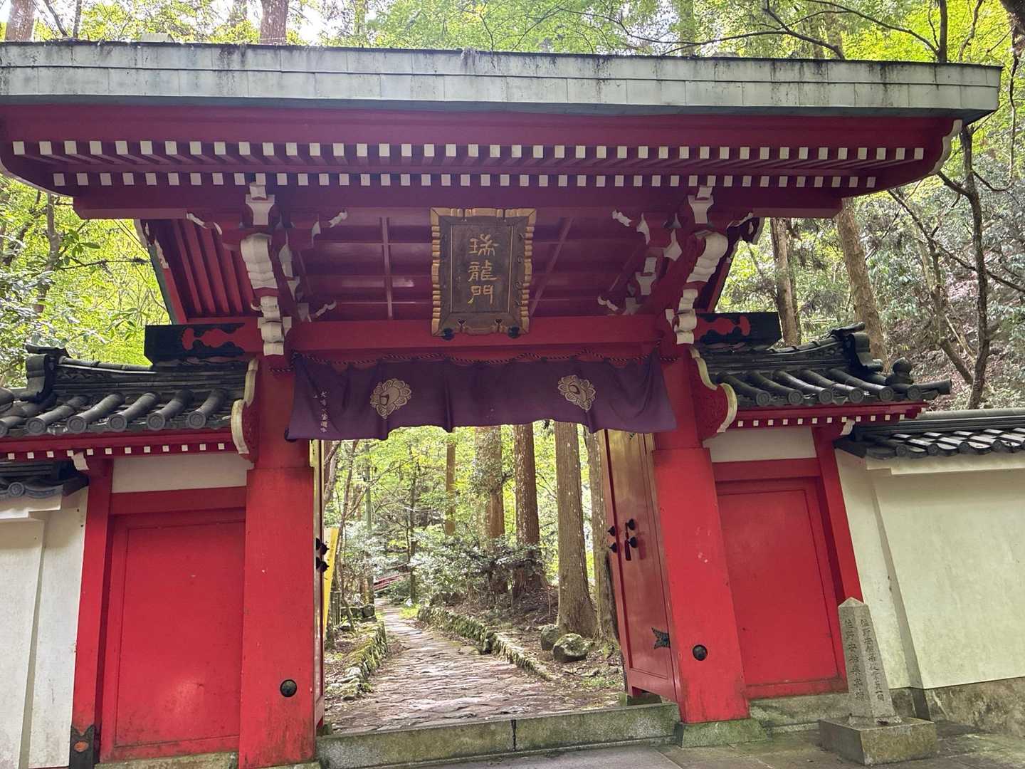 鮮やかな赤色の門
