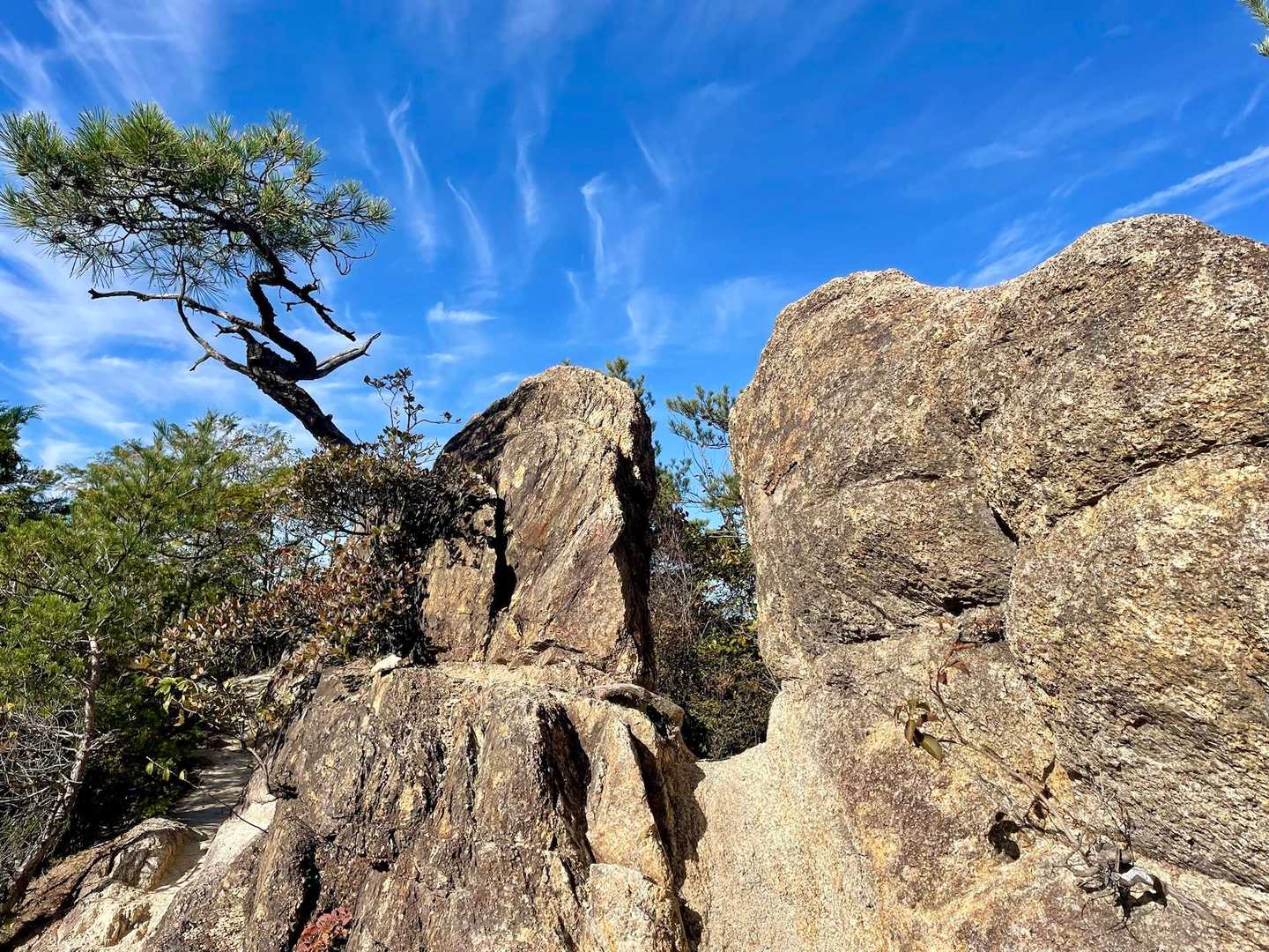 奇岩①
今年はあまり山に行けなかったので少々ポッチャリ気味😆なんとか通れた🤣