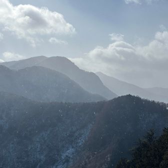 到着！
山頂は強風。少しガスってきました☁️☁️