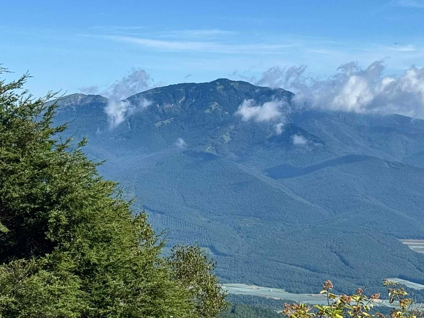 四阿山と根子岳かな
