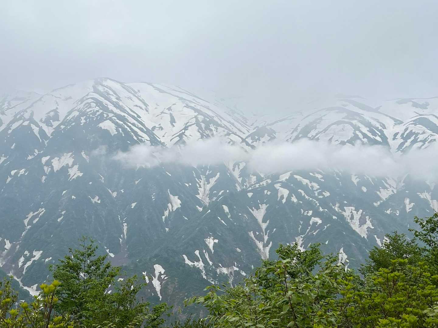 山頂より飯豊連峰！