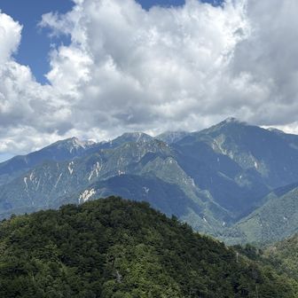そこからの中央アルプス。雲が多いけど良い景色。