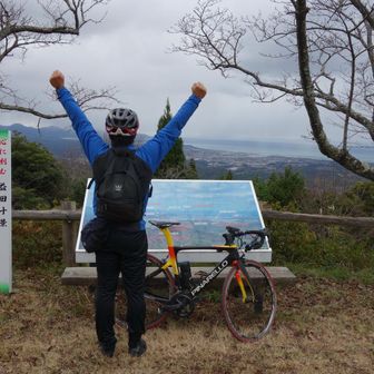 山頂でいつものポーズ
足をつかずに上れた～きつかった～～
