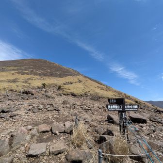 三俣山から下りてきて休憩中、自分の親と同じ年齢のベテランハイカーさんから貴重な思い出話を伺う。別れ際、もうここから下山するだけだからと、新品のペットボトルのお茶とタオルを頂くことに。ありがとうございました！