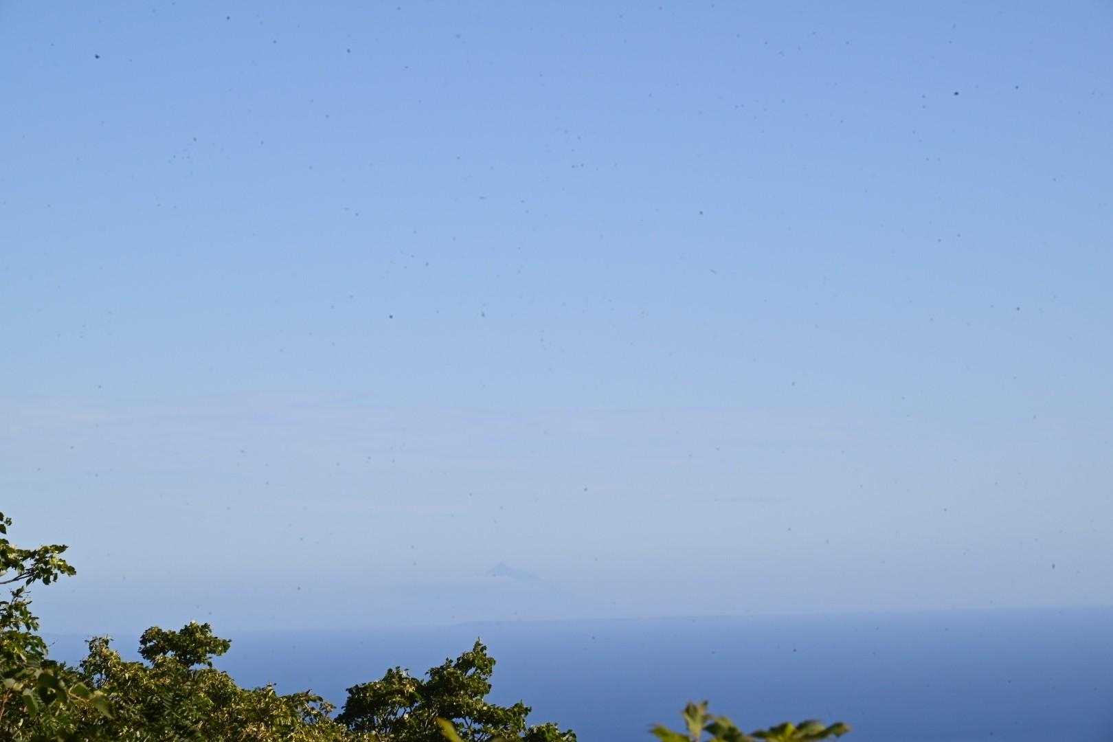 遥か彼方に利尻島。