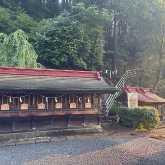 もう少し歩きたければ、ここから太平山山頂、晃石山方面に白い手摺から上は登山道である