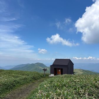 避難小屋。女の人は簡易トイレの持参を。