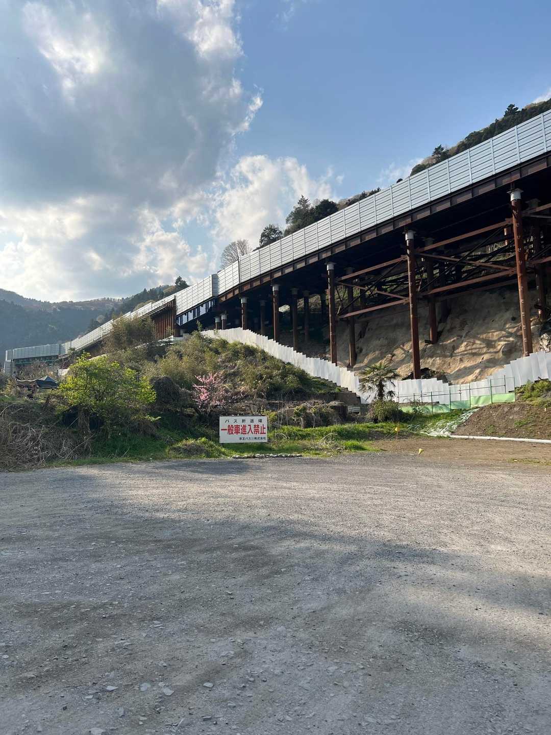 小仏峠バス停到着😊。