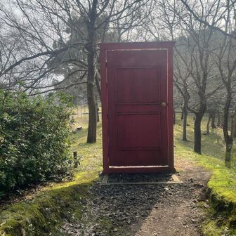 ドア🚪を開けて登山口に向かいます。