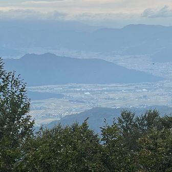 麓の田んぼや街並みが見えて
山頂駅に戻ると、靴に泥がついていたので水とブラシがあったから落とせるだけ落として乗り場に向かいました